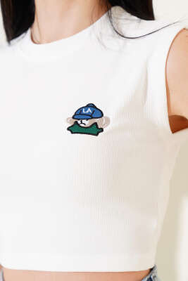 Ayıcık Nakışlı Kolsuz Crop Beyaz - Kadın Giyim Modelleri