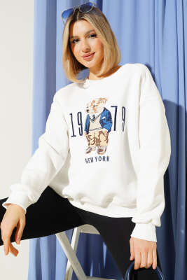 Ayıcık Nakışlı New York Üç İplik Sweatshirt Ekru - Kadın Giyim Modelleri