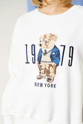 Ayıcık Nakışlı New York Üç İplik Sweatshirt Ekru - Kadın Giyim Modelleri