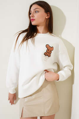 Ayıcık Nakışlı Üç İplik Sweatshirt Beyaz - Kadın Giyim Modelleri