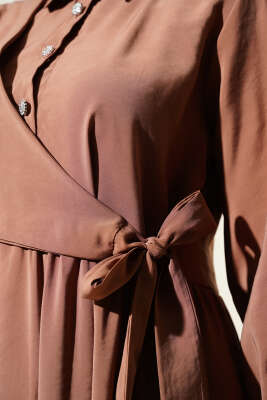 Bağlamalı Yarım Taş Düğmeli Elbise Kahve - Tesettür Elbise