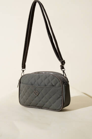 Baklava Desen Metal Armalı Çanta Füme - Kol Çantası