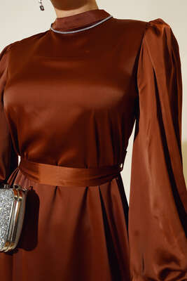 Balon Kol Kuşaklı Saten Elbise Kahve - Tesettür Elbise