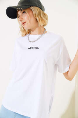 Baskılı Yan Yırtmaçlı T-shirt Beyaz - Kadın Giyim Modelleri