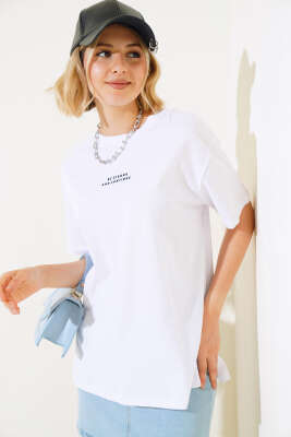 Baskılı Yan Yırtmaçlı T-shirt Beyaz - Kadın Giyim Modelleri