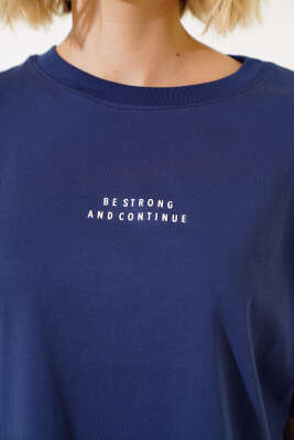 Baskılı Yan Yırtmaçlı T-shirt Lacivert - Kadın Giyim Modelleri