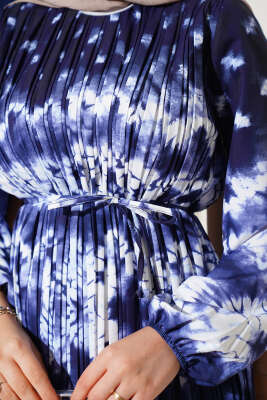 Batik Desen Pileli Kuşaklı Elbise Lacivert - Tesettür Elbise