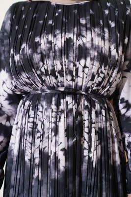 Batik Desen Pileli Kuşaklı Elbise Siyah - Tesettür Elbise