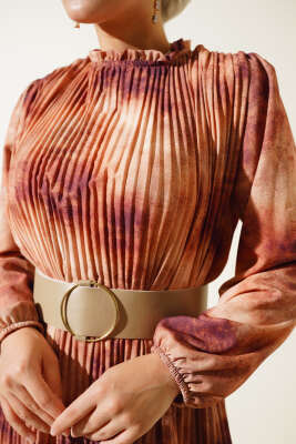 Batik Desen Pileli Şifon Elbise Kahve - Tesettür Elbise