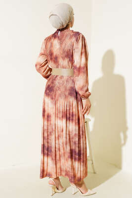 Batik Desen Pileli Şifon Elbise Kahve - Tesettür Elbise