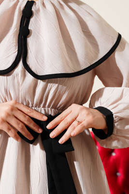 Bebe Yaka Biyeli Bel Lastikli Elbise Bej - Tesettür Elbise