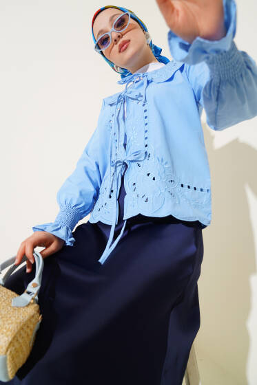 Bebe Yaka Nakışlı Bağlamalı Bluz Mavi - 500-700 TL Ürünler