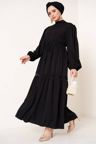 Bel Büzgülü Dantel Detaylı Elbise Siyah - Tesettür Elbise