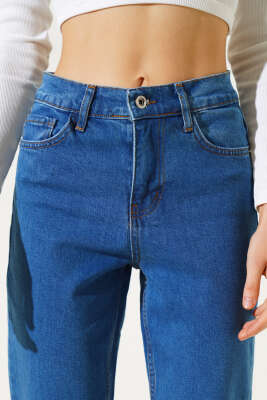 Bel Düğmeli Mom Friend Kot Pantolon Kot Mavisi - Kadın Giyim Modelleri