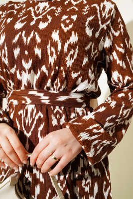 Bel Lastikli Desenli Bürümcük Elbise Kahve - Tesettür Elbise