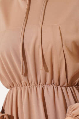 Bel Lastikli Kapüşonlu Elbise Latte - Tesettür Elbise