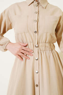 Bel Lastikli Metal Düğmeli Elbise Bej - Tesettür Elbise