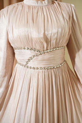 Bel Şerit Taşlı Büzgülü Abiye Elbise Bej - Elbise