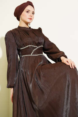 Bel Şerit Taşlı Büzgülü Abiye Elbise Kahve - Elbise