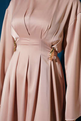 Beli Aksesuarlı Bağlamalı Abiye Elbise Bej - Elbise