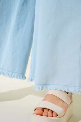 Beli İp Bağlamalı Paçası Yırtık Detaylı Pantolon Bebe Mavi - Pantolon