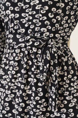 Beli Kuşaklı Çiçek Desenli Elbise Siyah - Thumbnail