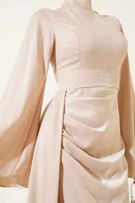 Beli Kuyruklu Saten Abiye Elbise Bej - Tesettür Elbise