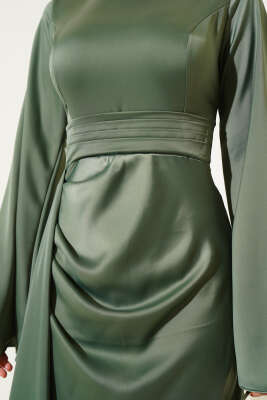 Beli Kuyruklu Saten Abiye Elbise Yeşil - Tesettür Elbise