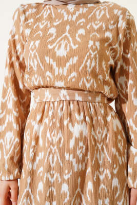 Beli Lastikli Karışık Desen Bürümcük Elbise Camel - Tesettür Elbise