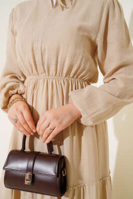 Beli Lastikli Kat Elbise Bej - Tesettür Elbise