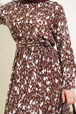 Beli Lastikli Kuşaklı Desenli Bürümcük Elbise Kahve - Tesettür Elbise