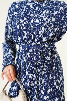 Beli Lastikli Kuşaklı Desenli Bürümcük Elbise Lacivert - Tesettür Elbise