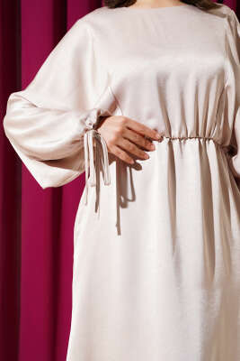 Beli Lastikli Yarasa Kol Saten Elbise Bej - Tesettür Elbise