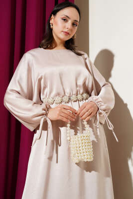 Beli Lastikli Yarasa Kol Saten Elbise Bej - Tesettür Elbise