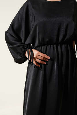 Beli Lastikli Yarasa Kol Saten Elbise Siyah - Tesettür Elbise