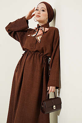 Beli Tünelli Bağlamalı Fularlı Elbise Kahve - Elbise