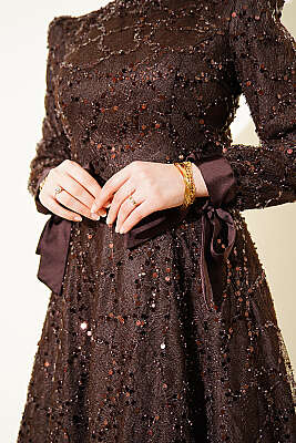 Bilek Bağcıklı Pullu Taşlı Abiye Elbise Acı Kahve - Elbise