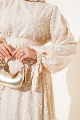 Bilek Bağcıklı Volanlı Elbise Bej - Tesettür Elbise