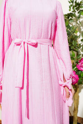 Bilek Bağlamalı Kuşaklı Gofre Elbise Pembe - Tesettür Elbise