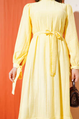 Bilek Bağlamalı Kuşaklı Gofre Elbise Sarı - Tesettür Elbise