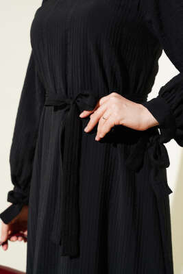 Bilek Bağlamalı Kuşaklı Gofre Elbise Siyah - Tesettür Elbise