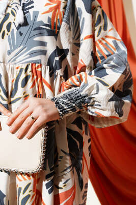 Bilek Gipeli Yaprak Desenli Elbise Füme - Tesettür Elbise