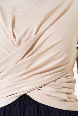 Bilek Lastikli Çapraz Büzgülü Bluz Bej - Yılın Fırsatı 