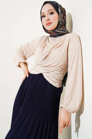 Bilek Lastikli Çapraz Büzgülü Bluz Bej - Yılın Fırsatı 
