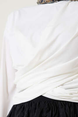 Bilek Lastikli Çapraz Büzgülü Bluz Ekru - Yılın Fırsatı 