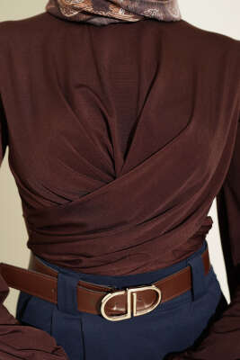 Bilek Lastikli Çapraz Büzgülü Bluz Kahve - Bluz