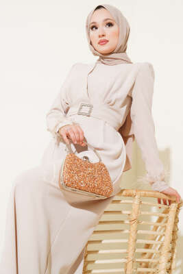 Bilek Tüylü Kemerli Elbise Bej - Tesettür Elbise