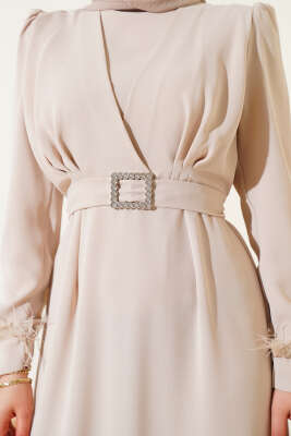 Bilek Tüylü Kemerli Elbise Bej - Tesettür Elbise