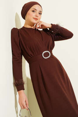 Bilek Tüylü Kuşaklı Abiye Elbise Kahve - Elbise
