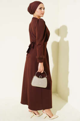 Bilek Tüylü Kuşaklı Abiye Elbise Kahve - Elbise